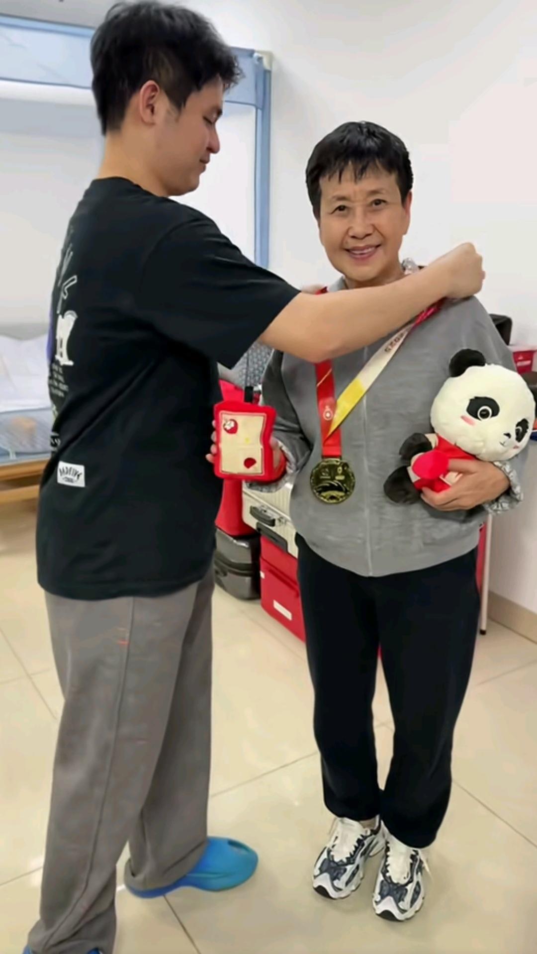关教练的大宝子真的非常懂事了，知道分享荣耀了，小石头亲手把成都混团的奖牌戴在关教