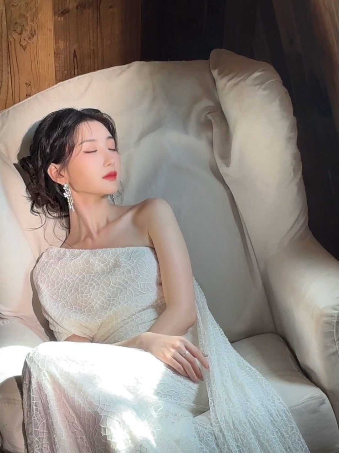 毛晓彤白月光斜肩白色礼服裙，漏出完美的肩颈线条，毛晓彤这次红毯出场造型完全是白