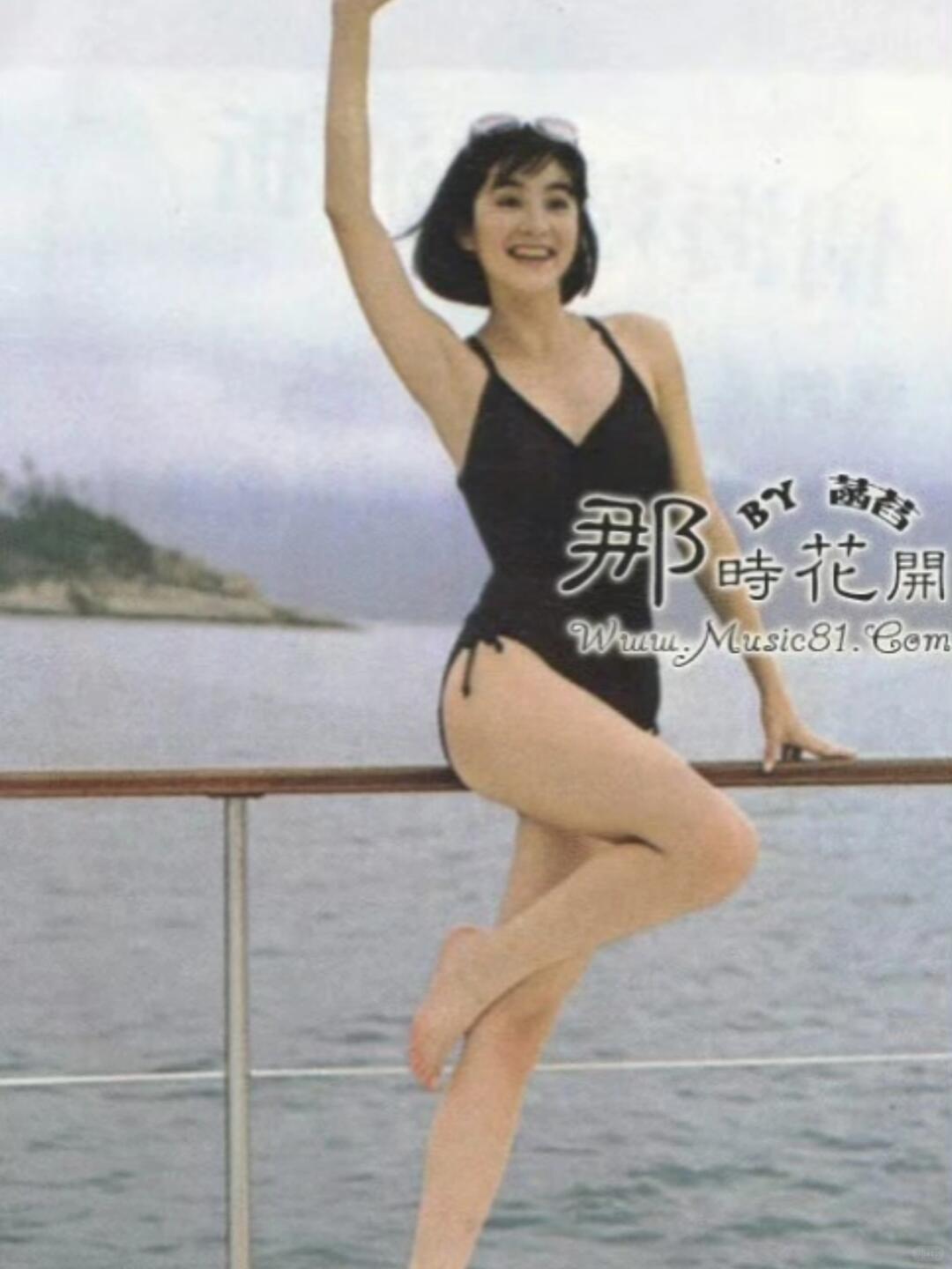 网上翻出一套1984年的老写真，当年林青霞在海边游艇拍下这组泳装相片，时隔几十年