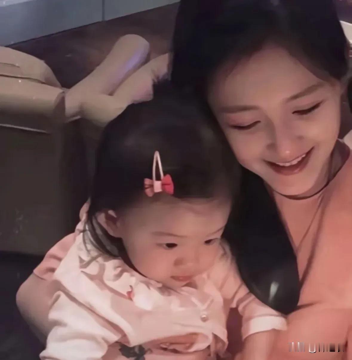 徐熙媛这一张抱着女儿的照片，我保存了好久，因为我发现无论哪个妈妈抱着孩子的时候，