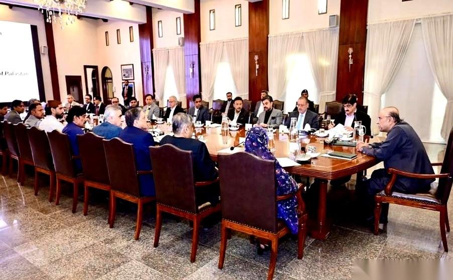 扎尔达里在卡拉奇露面时，态度硬得像块铁。这位巴基斯坦总统对着台下的一众官员，当场