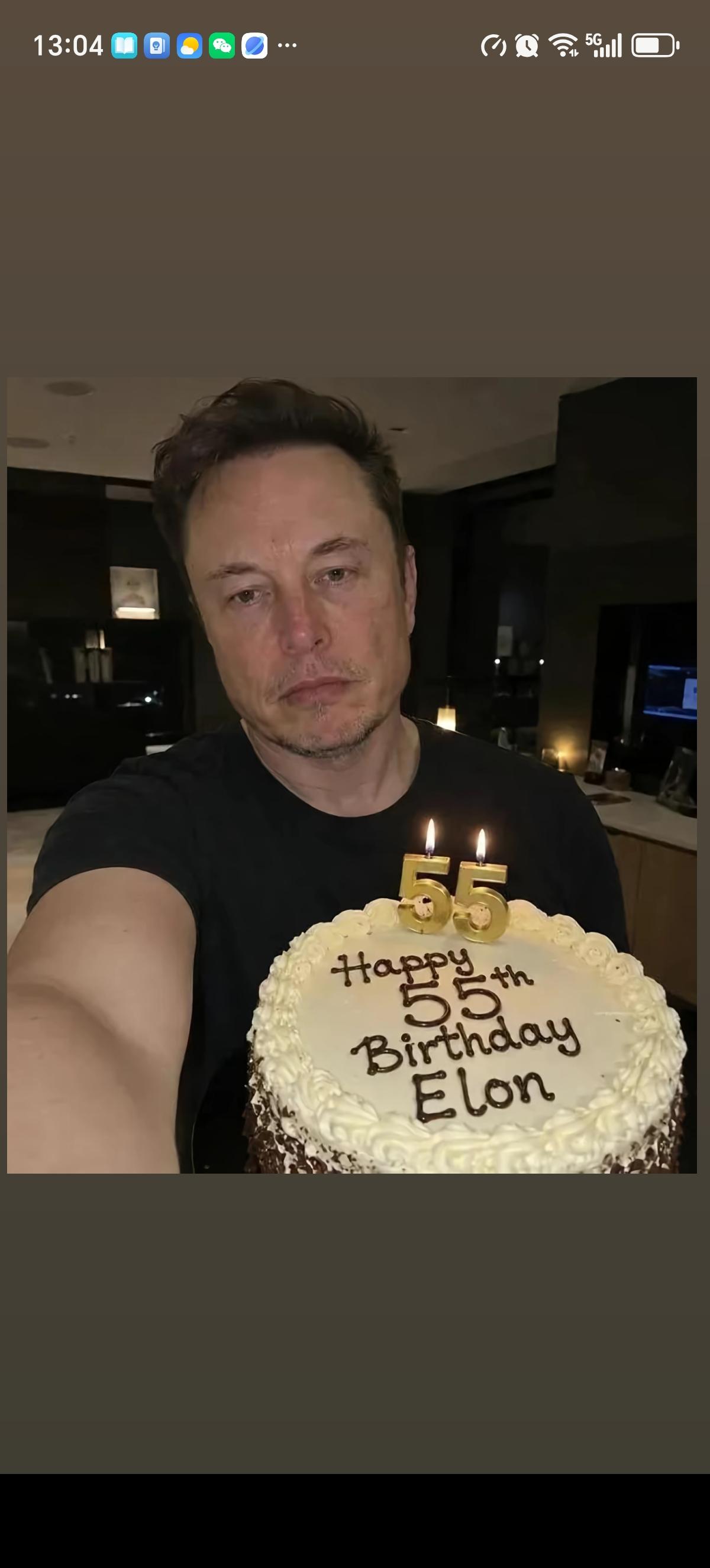 马斯克55岁生日过的貌似不咋开心，屋子里只有他一个人，没有派对，没有狂欢，真知不