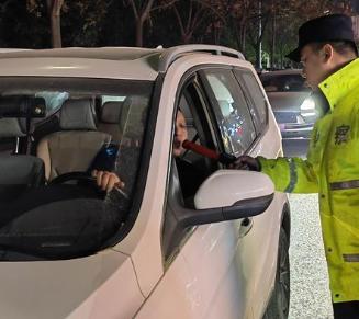 辅警七年徇私受贿31起，越权执法逼死当事人！微小权力失去监督约束，同样终将滋生祸