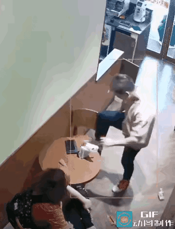 《心若生蛆，何谈养生》人间百态，无奇不有。近日，奶茶店内上演了一出令人瞠目结
