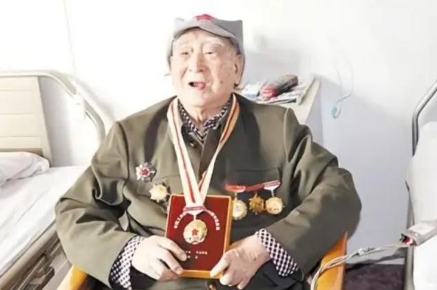 1941年，一名八路军政委腰部中弹，倒在了血泊中，就在一名汉奸做出补刀动作时，突