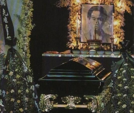 1993年，黄家驹在日本摔伤去世，蔡澜前往为他操办葬礼，记者问蔡澜：“你与黄家驹