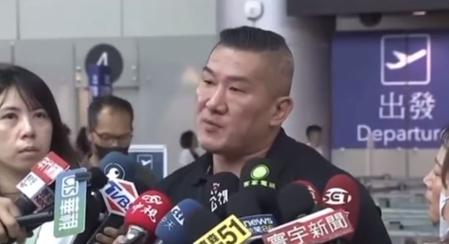 台湾网红馆长今天上午去参观了上海四行仓库抗日纪念馆，他在接受采访的时候感叹先烈的