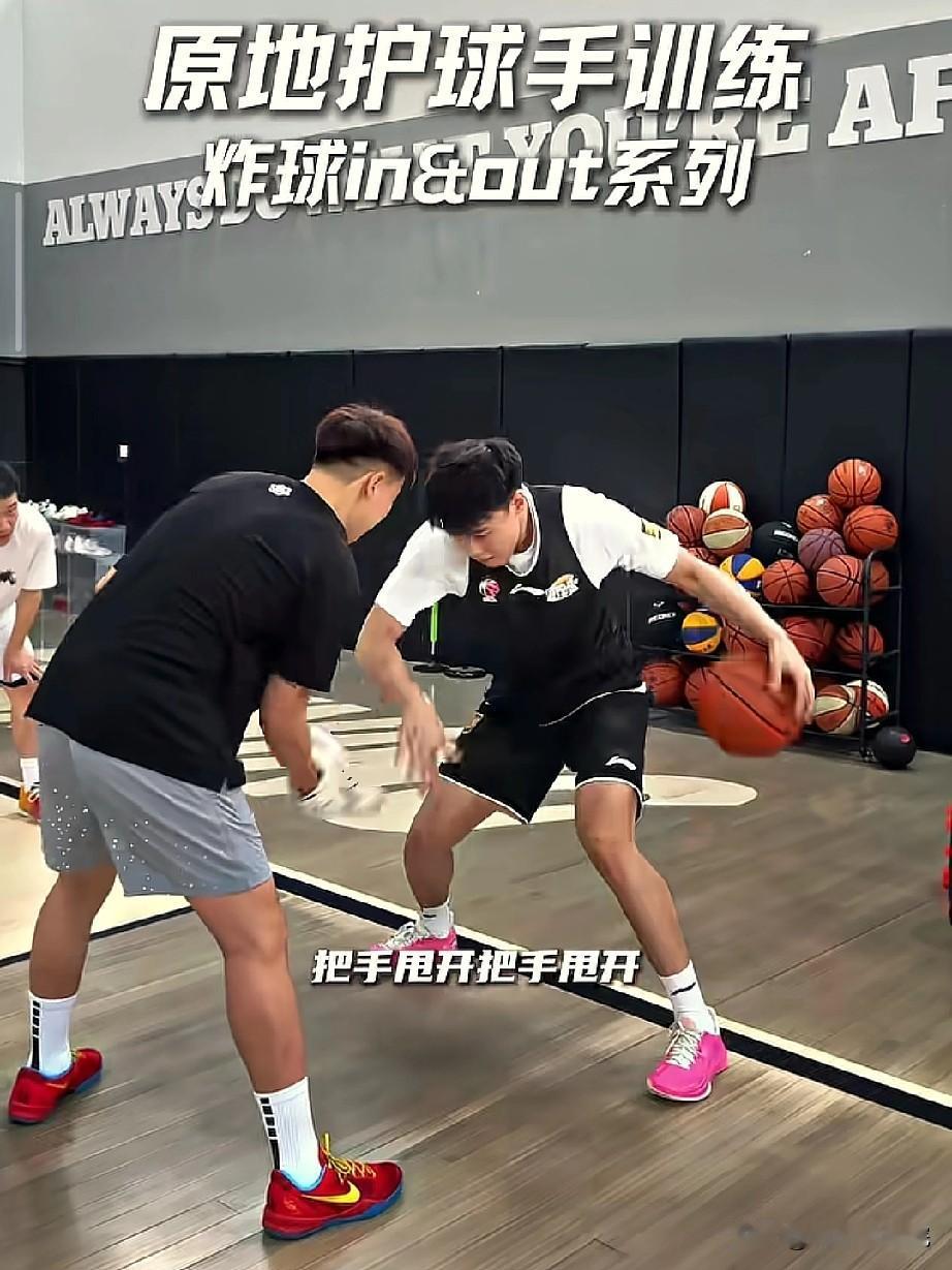 李虎翼训练的就是他的弱项，如果把这个加强，李虎翼绝对是辽宁男篮日后的核心。休