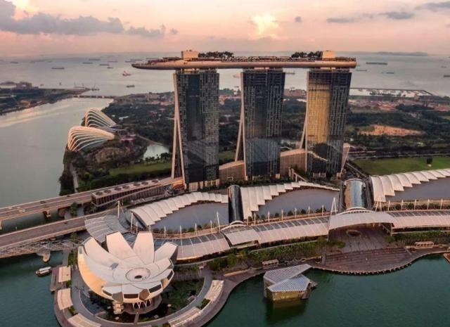 看到有人说：“弹丸小国新加坡：乍一看，新加坡有点怪，李光耀父子执政把小国经济搞的