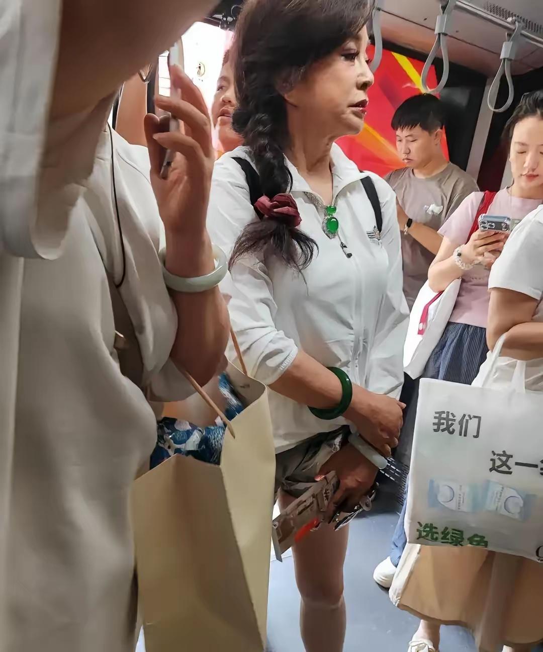 刘晓庆真的很牛逼！七十多岁穿牛仔短裤在北京坐摆渡车，那股劲儿没几个人敢比。真