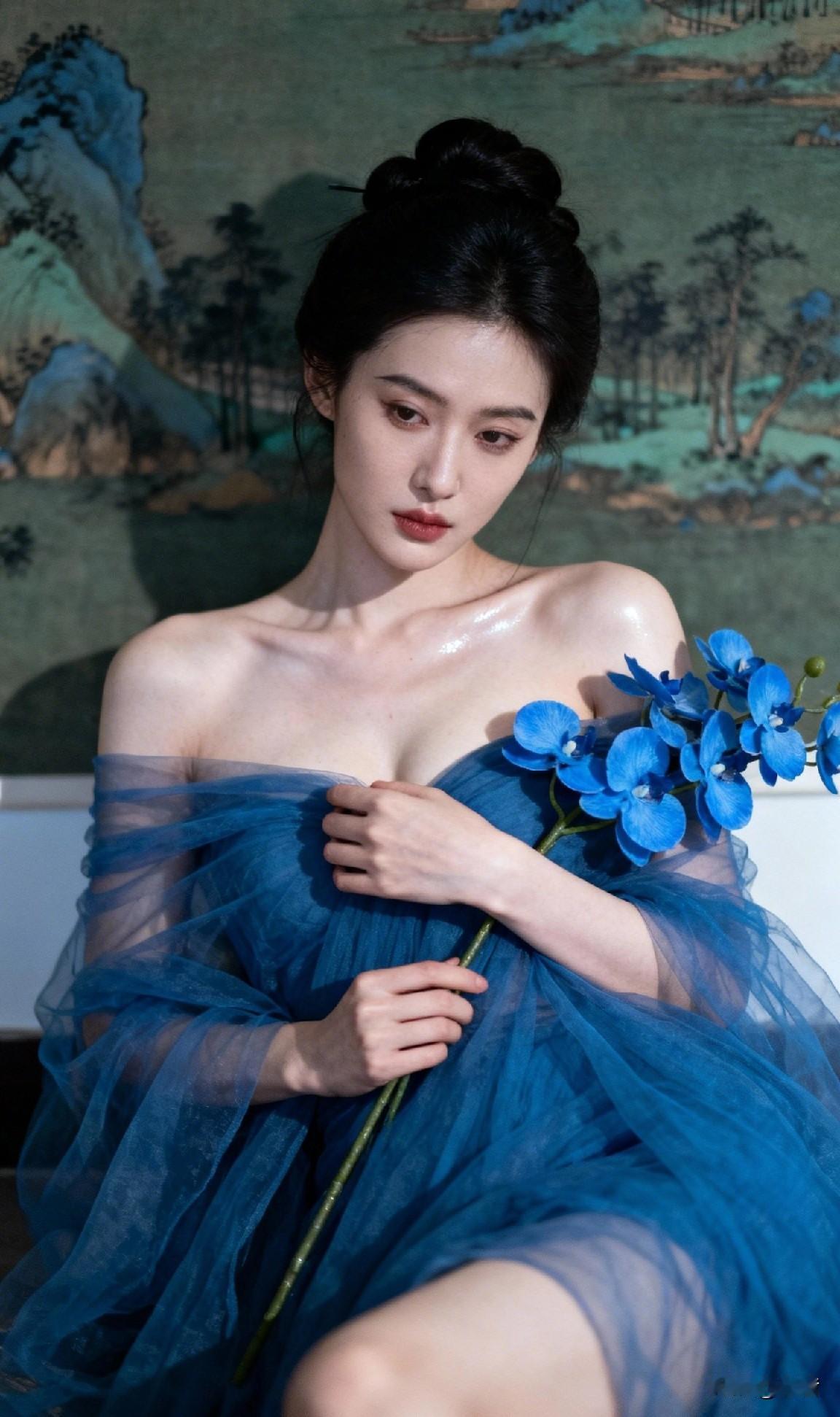 她把山水穿在身上指尖轻捻一朵蓝风起时薄纱与发丝都在诉说