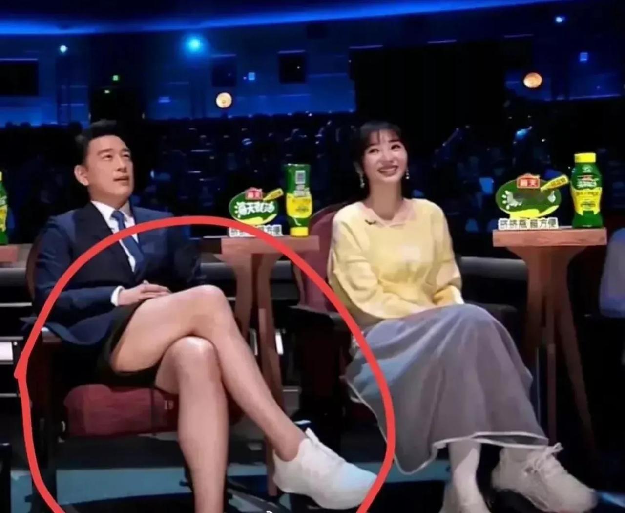有一次王耀庆收工以后去麦当劳买东西，他就把所有的内裤装在一个袋子里面带回家去洗，