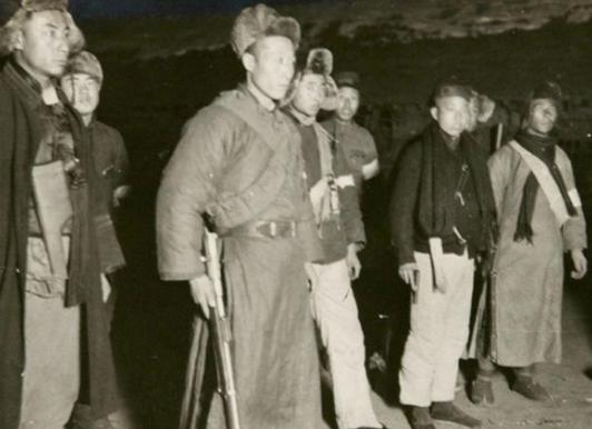 以前的土匪也真的有好汉，我姥姥给我讲过一个真事，那还是抗日战争时期，有一次她看到