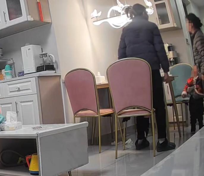 生完孩子第10天，婆婆说“我当年吃过的苦，她也得吃一遍”，我老公当场崩溃了生