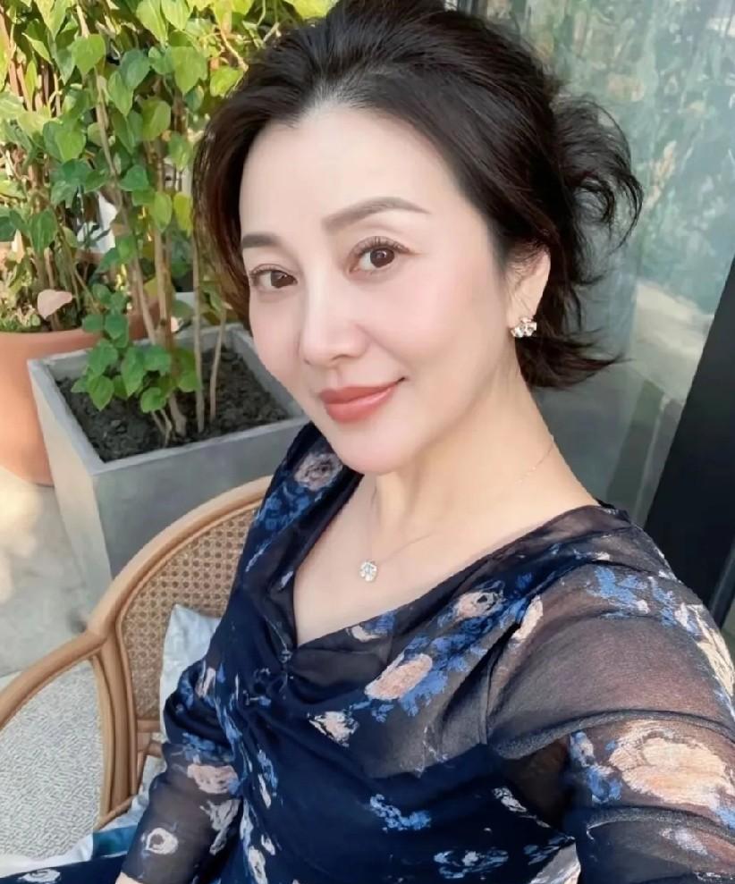 我现在越来越讨厌我的二婚老公了？68岁的人了，还背过我沾花惹草，我们在一起都五年