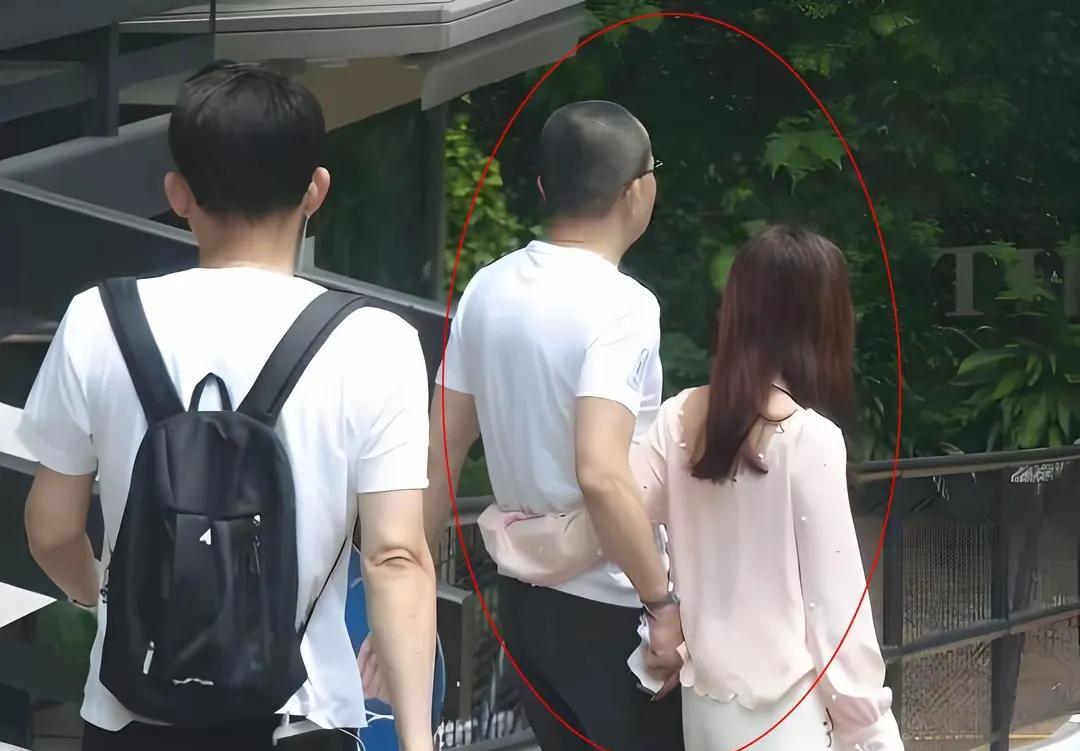 李泽楷在和梁洛施分手后，后面一直是和香港小姐郭嘉文在谈恋爱，两人相差26岁。虽