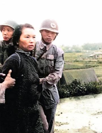 这一张让人痛心的老照片，拍摄于1950年的台北马场町刑场。照片中一位身穿碎花旗袍