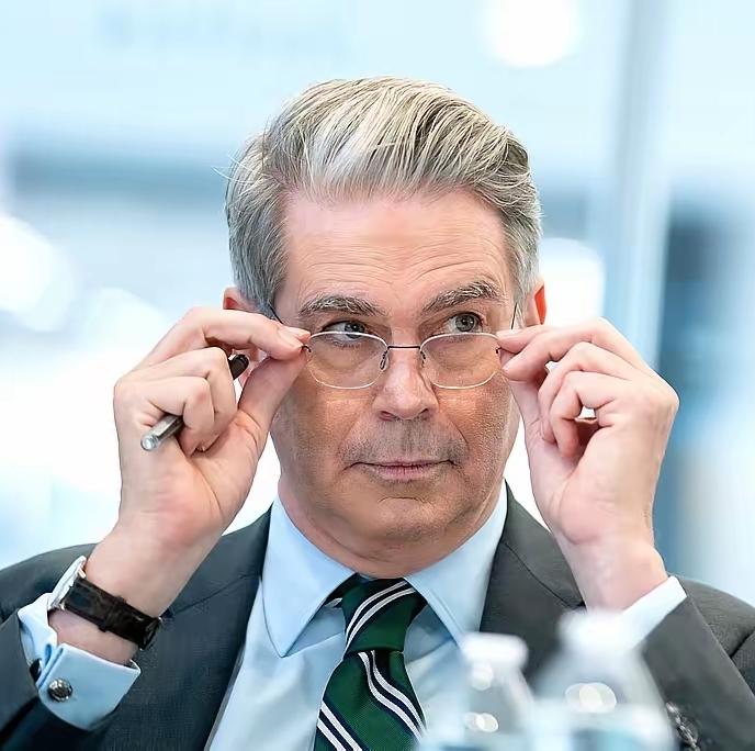 法广报道:美国财长贝森特10月26日宣布对华贸易谈判“大获全胜”。这哪是“