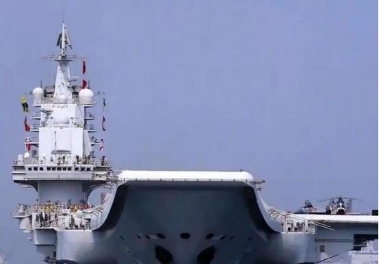 美国还在为福特级电磁弹射故障头疼不已，中国这边，大连船厂12万吨级的超级航母