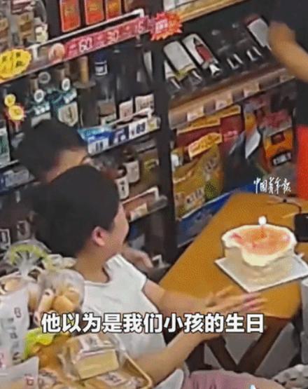 "太逗了！"重庆，一家三口只想简单吃个蛋糕，不料隔壁餐馆3名大哥走进来，误以为孩