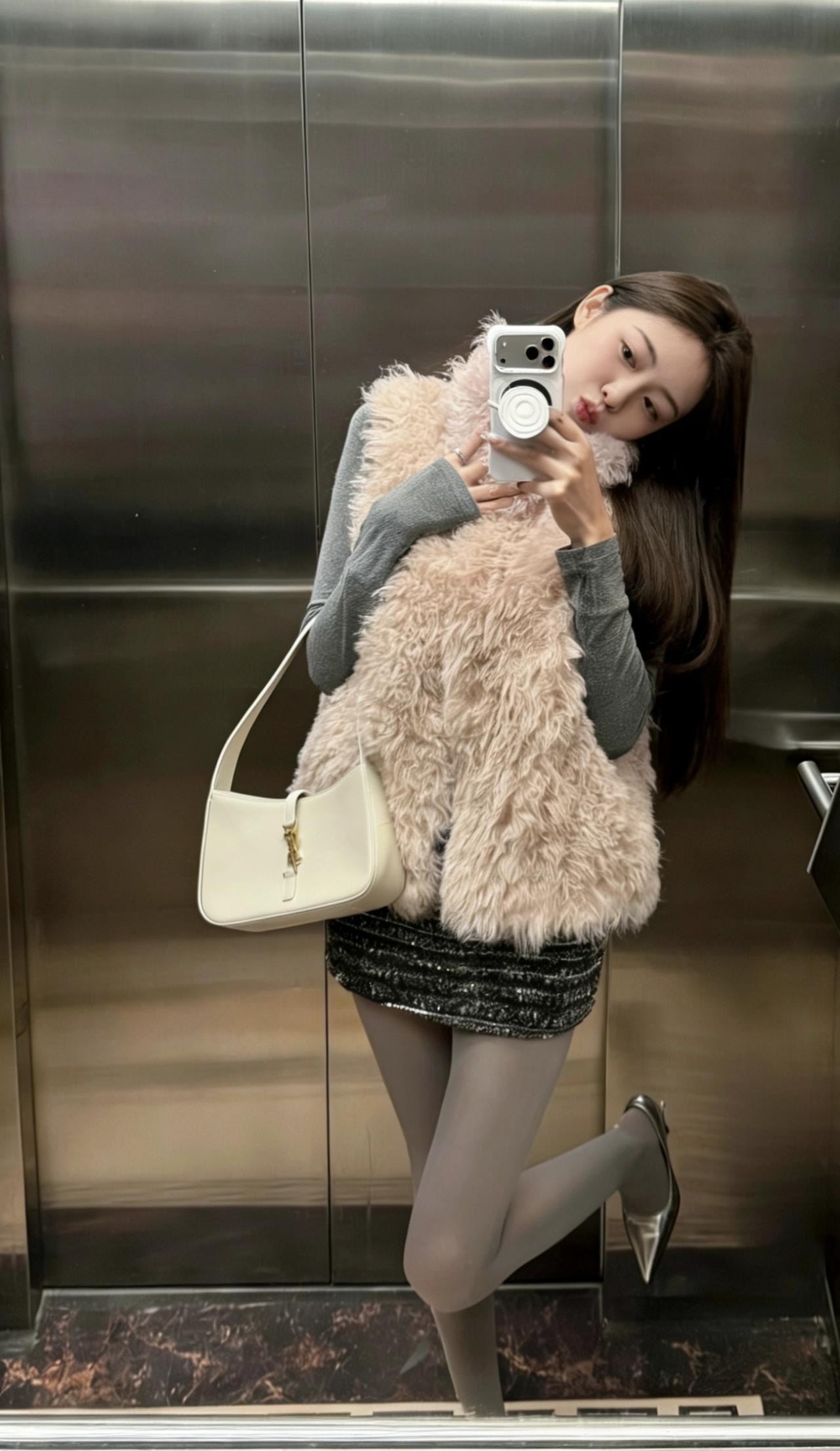 正常穿搭推荐，无不良引导。今天推荐的是温柔甜酷风的秋冬轻熟穿搭，兼顾了保暖与