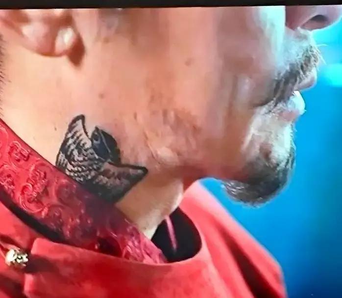 八套刚播的《太平年》第5集里，郭威一抬头，弹幕全在刷“穿帮！脖子刺青没遮”我