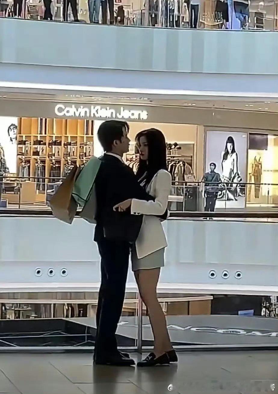 原谅稠磊三天起码美女和他还能有基础款高跟鞋自由