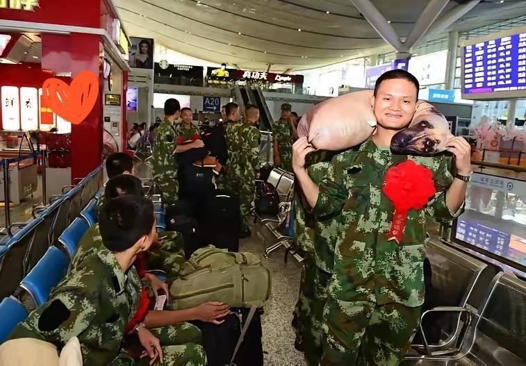 这位军人战士说：你知道部队的床单为什么是白色的吗？因为活着的时候我们睡上面，牺牲