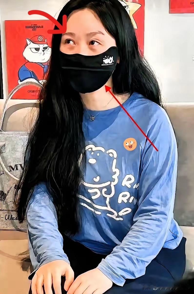 北京李女士这波操作，属实是把“双标”玩明白了。看着挺讲究个人，口罩戴得严严实