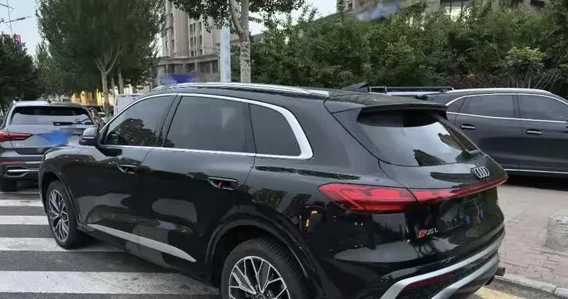 新款Q5上市，宝马X3怕是要头疼了。2026款奥迪Q5海外亮相，外观变化大，前脸