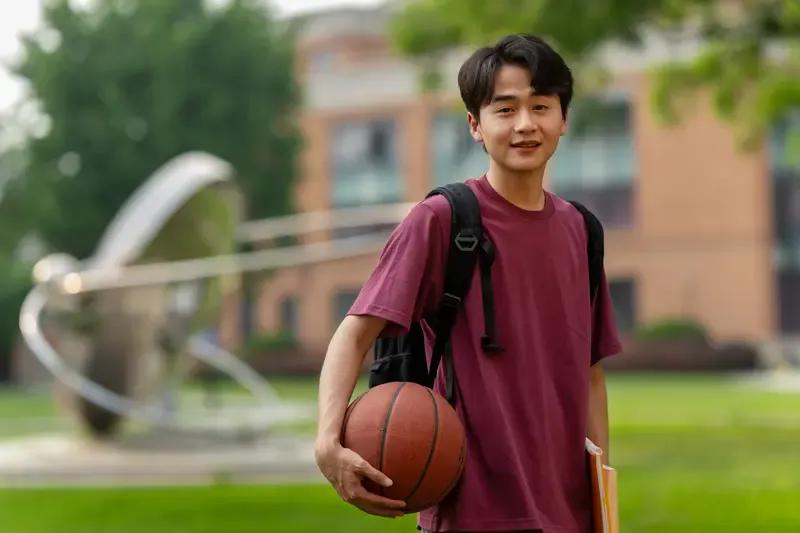 23岁刚毕业那阵儿，有个认识的男生约我去KTV嗨歌。我还寻思能快乐吼两嗓子呢，哪
