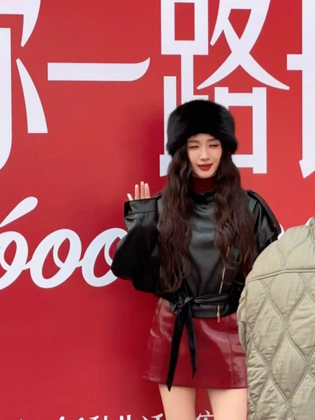 江疏影出门炸街了江疏影这是把红毯气场带到街头了吧！红裙黑靴的搭配亮眼吸睛，皮衣