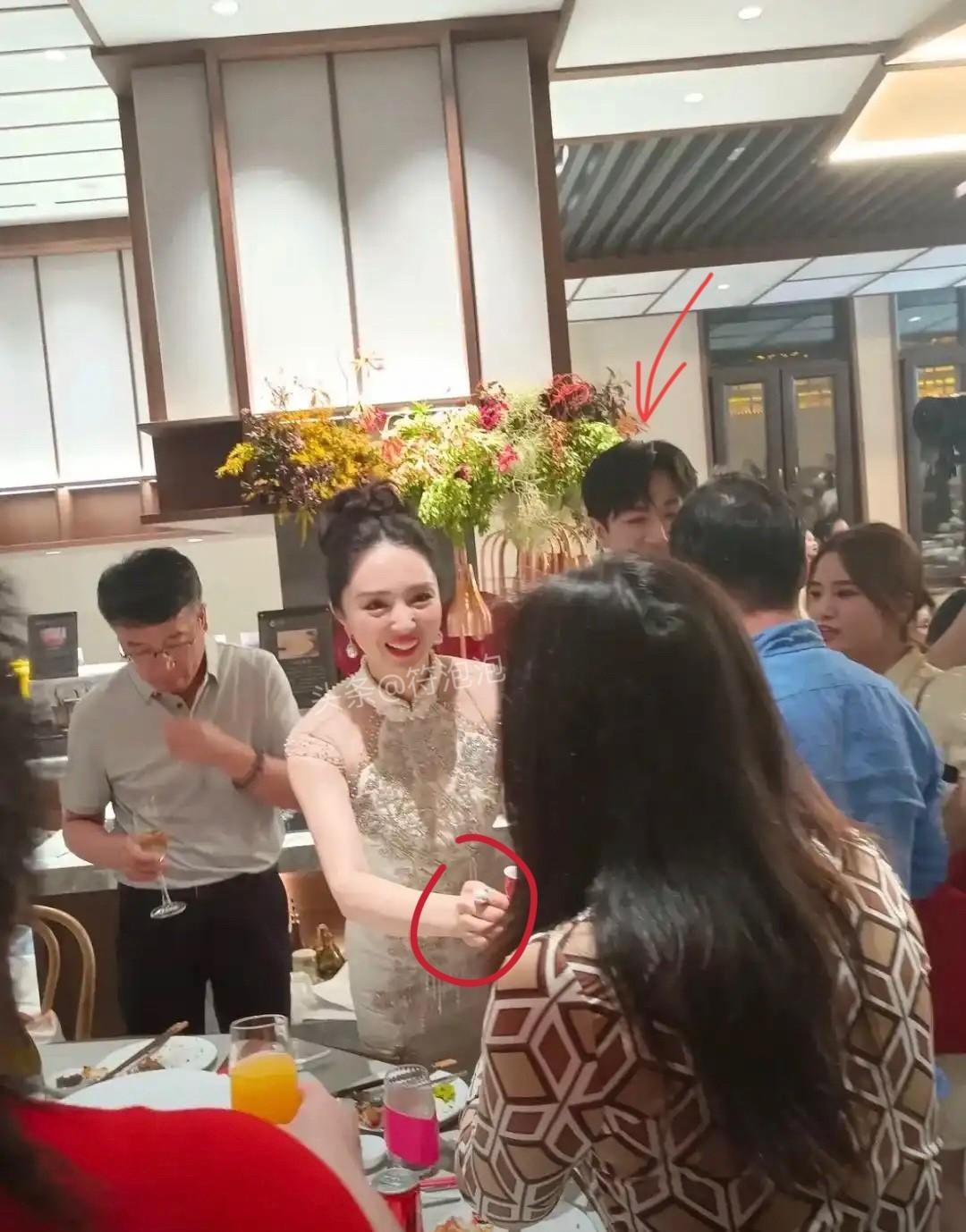 朋友去了董璇和张维伊的婚宴，说整个现场看下来，有点简单，也有点说不出的心酸。