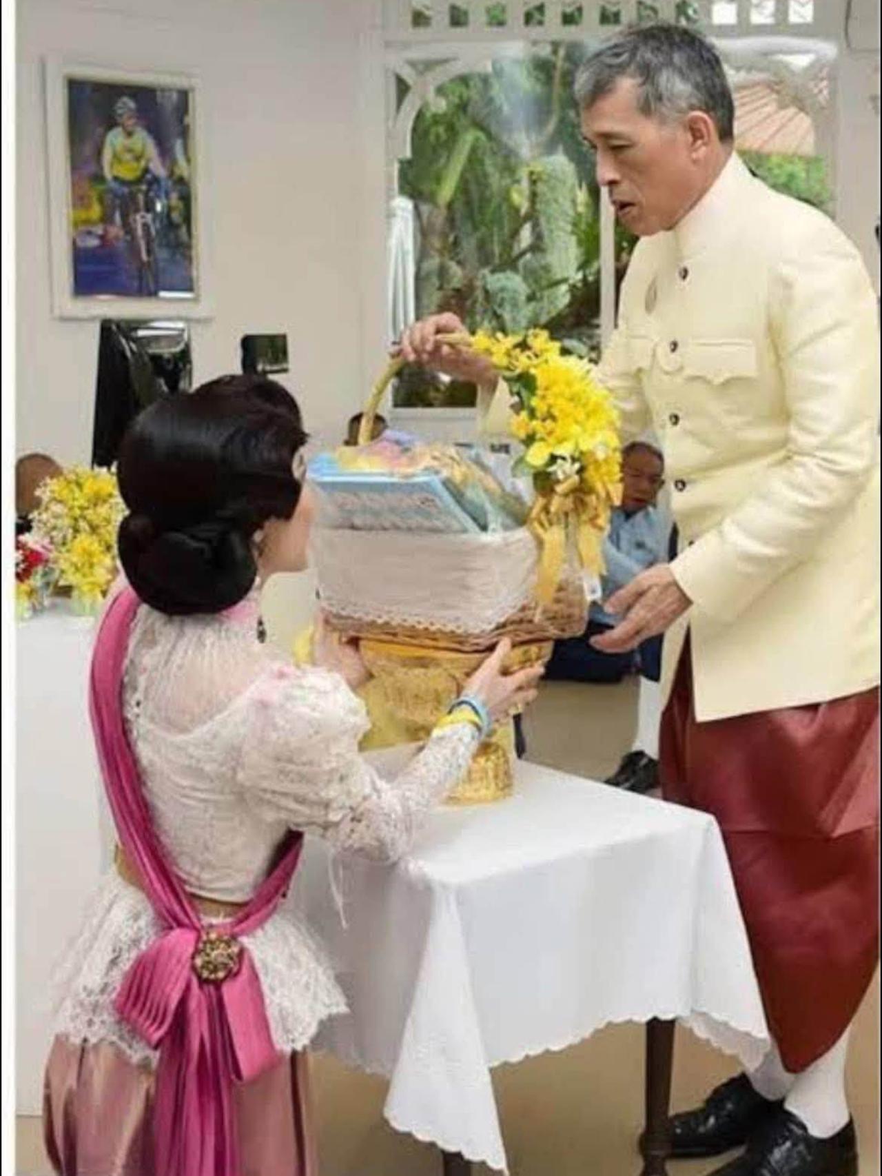 诗妮娜当年宠冠六宫，大波浪配红唇好妩媚2018年底，泰国王室举办"爱的温暖，驱