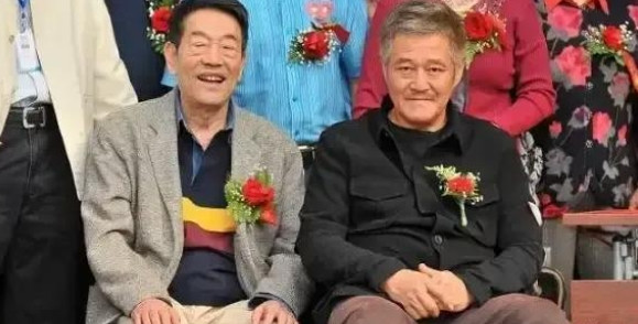 春晚彩排时，赵本山和杨少华住一个房间，杨少华发现枕头下有2000元，他疑惑地问：