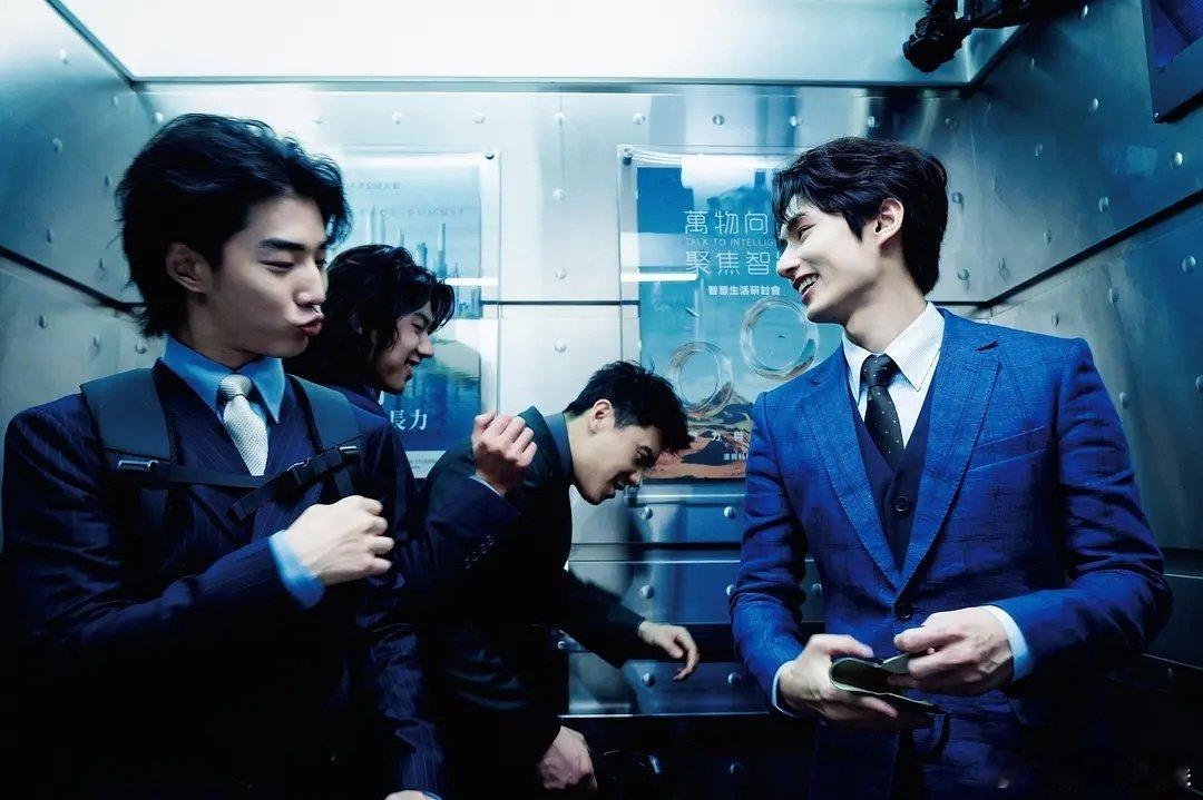 【《镖人》定档：香港武侠的“华丽交班”还是“华丽谢幕”？】镖人阵容里能看到半部武