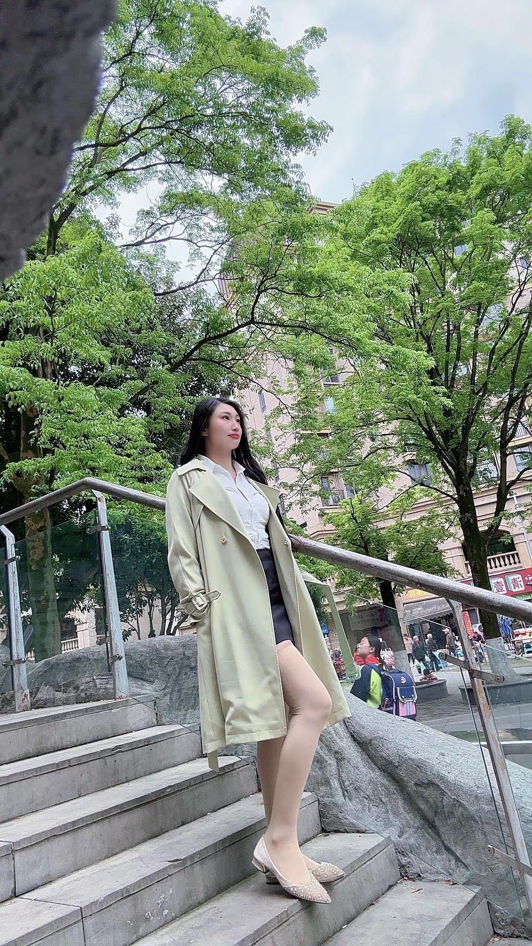 「重庆的春天，总是来得温柔又猝不及防🍃33岁这年，我慢慢学会了和自己和解。不