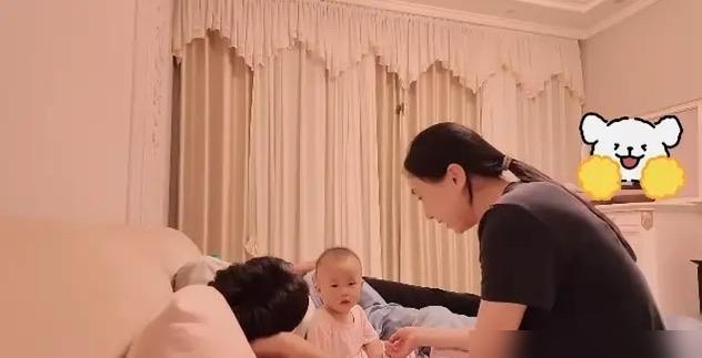 央视名嘴水均益的女儿，辞职跑路了。放着光鲜的演播室不要，抱着10个月大的孩子，