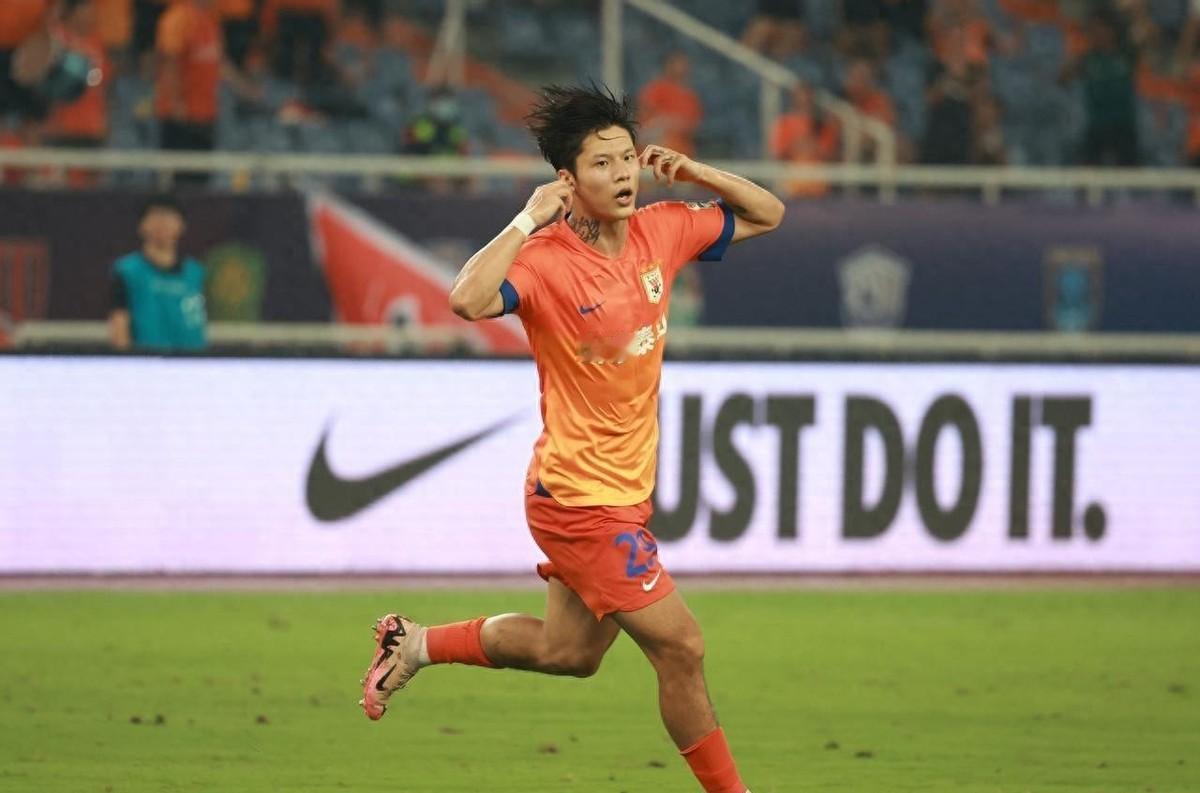 山东泰山的陈蒲，带兄弟们转阵铜梁龙，背后有点意思。陈蒲是个打影子前锋的选手。