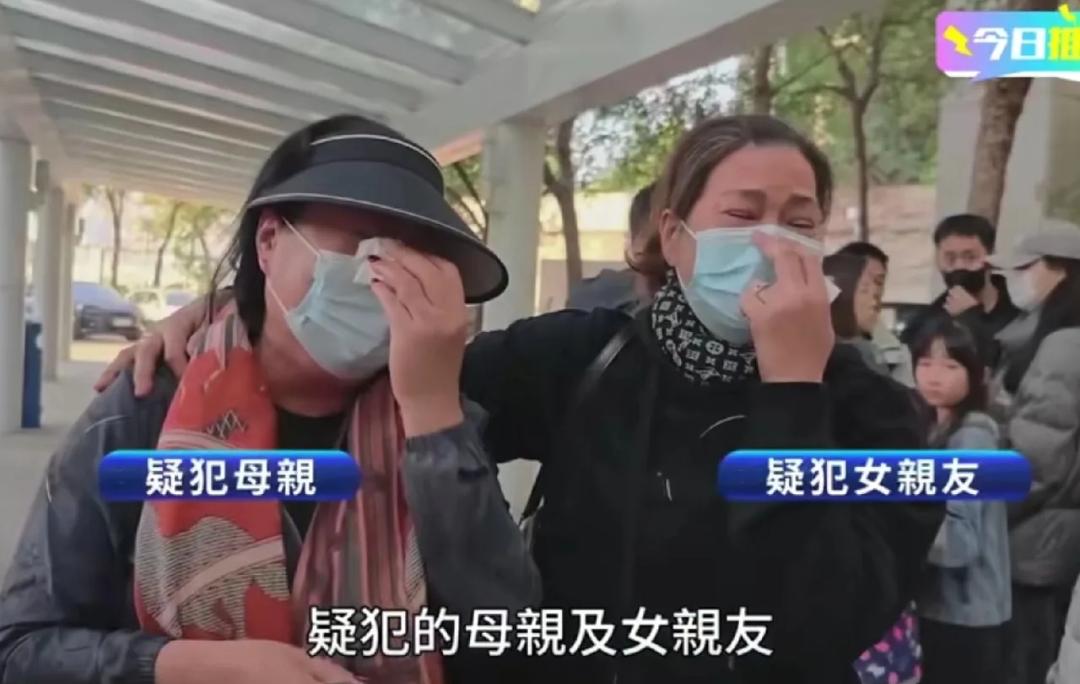 香港屯门被击毙的裴姓男子，母亲和中年女亲友在现场伤心痛哭，质问警方为何开枪致命。