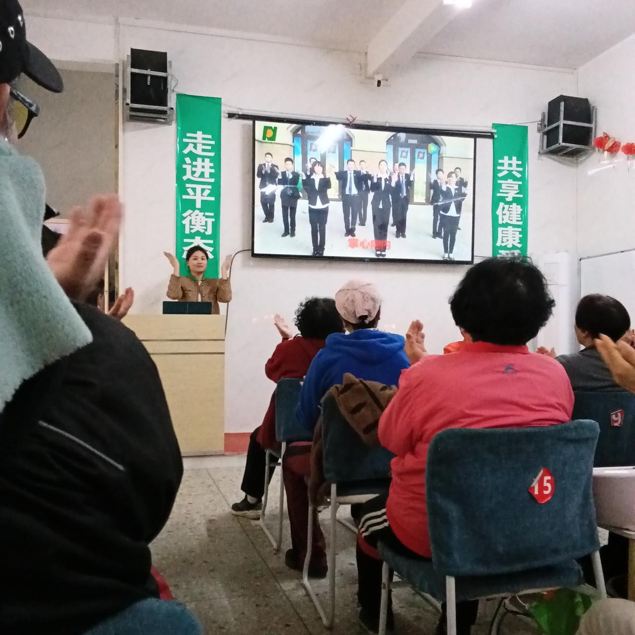 以免费理疗的方式销售使双方受益，未尝不可来到巴马坡月街住下后酒店的姐姐就推