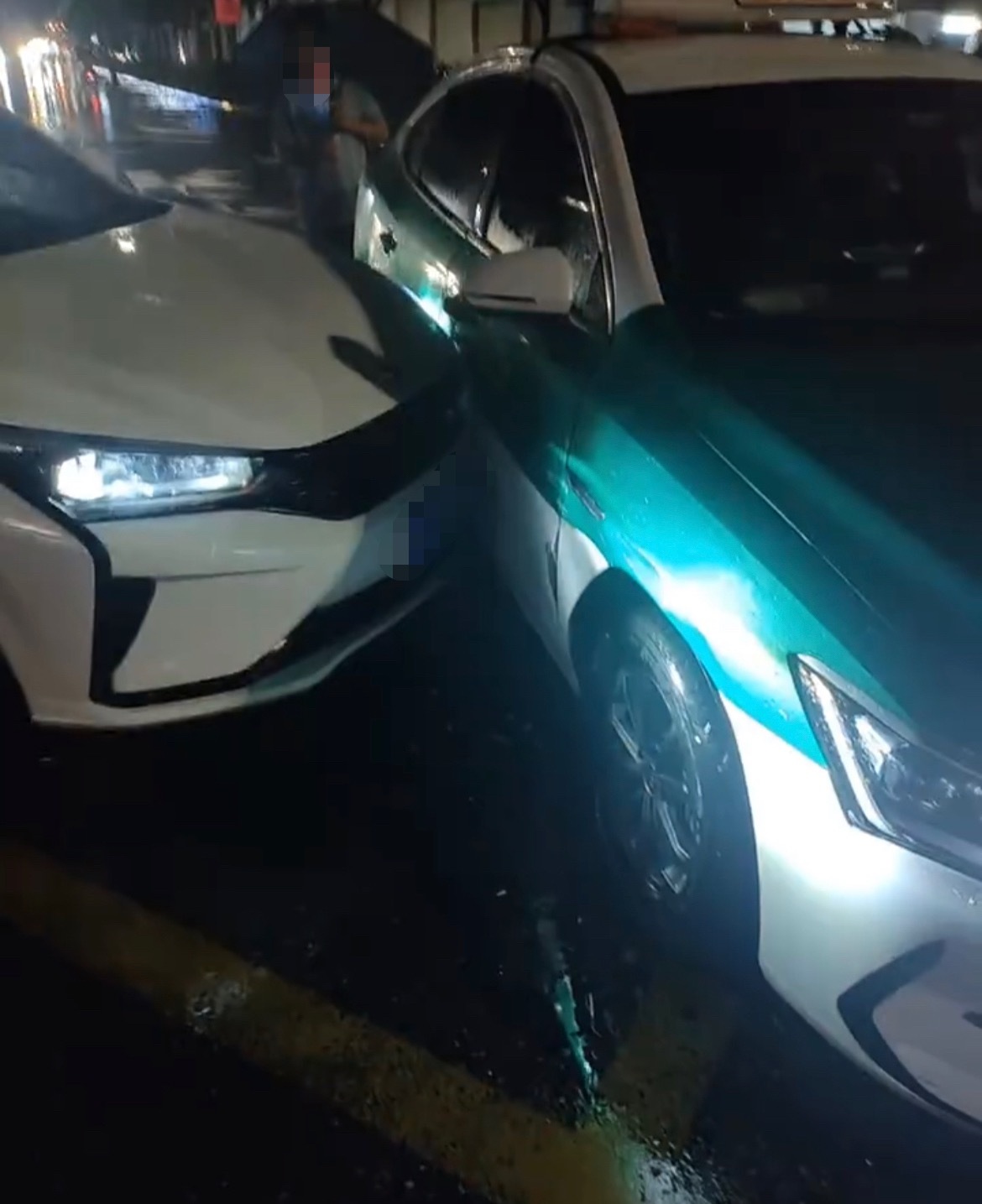 【玉林火车站小车和出租车碰撞赔1200元】8月14日晚，网友爆料称：玉林市火车站