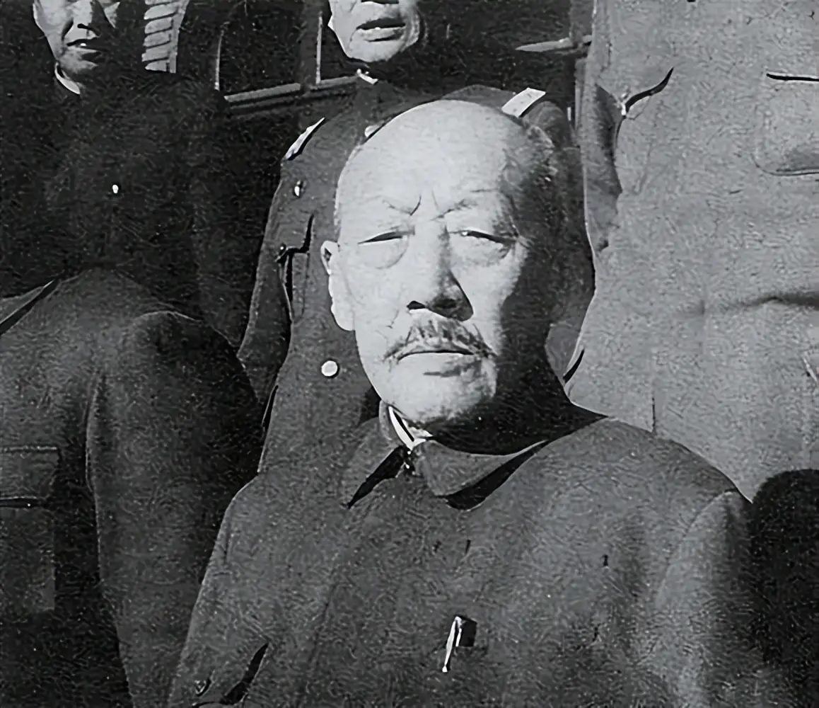 1950年，大汉奸张景惠走进战犯管理所，却看见同为汉奸的儿子穿着军装站在门口。他