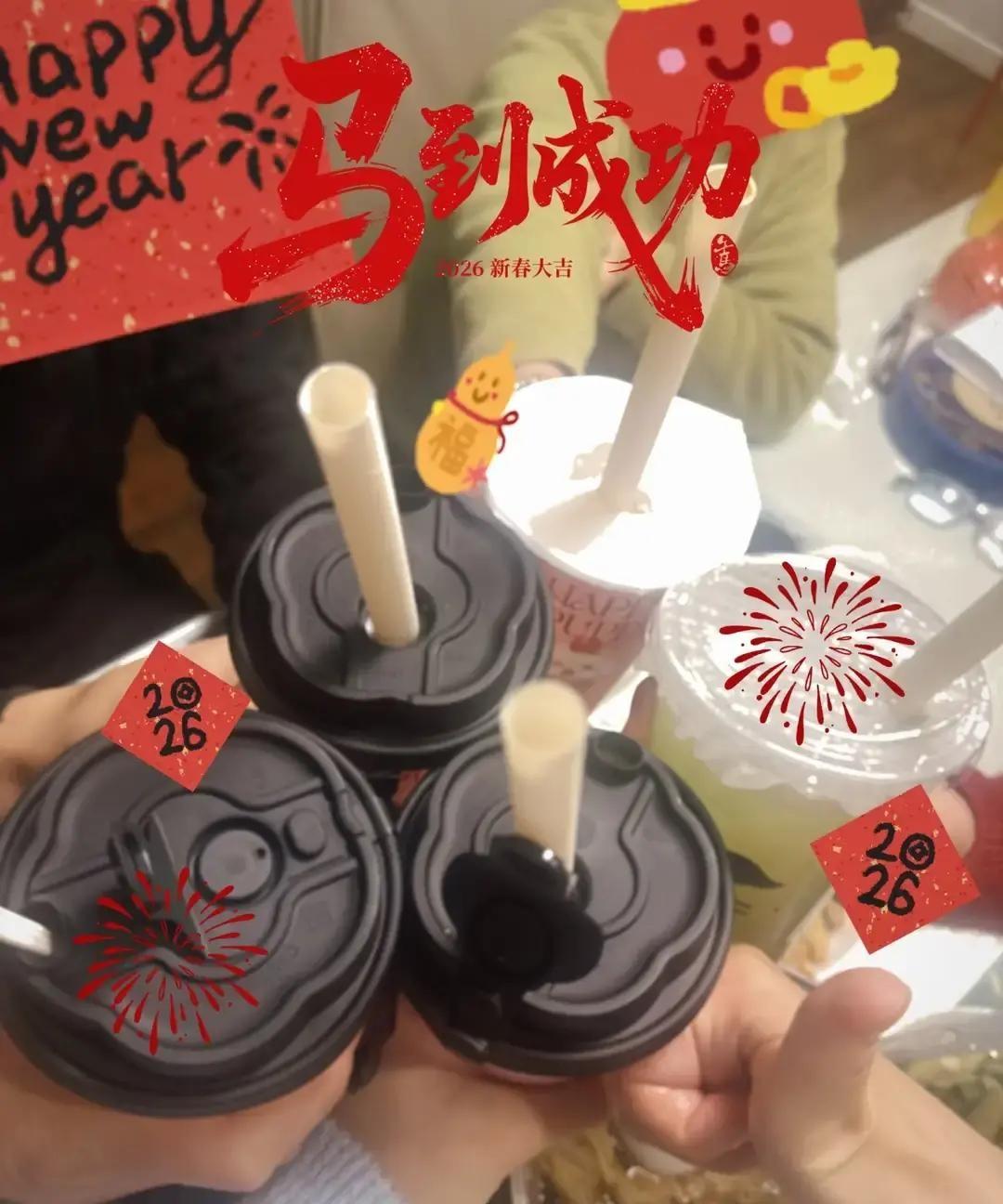 马伊琍被大女儿文君竹拉去跨年合影，照片一出直接冲上热搜。31号晚上仨人在家涮火