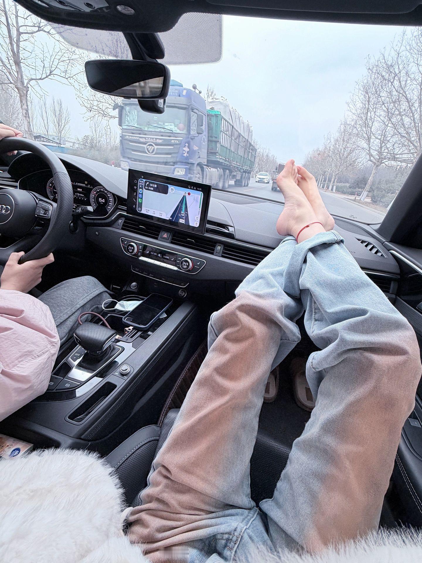 你介意副驾驶把脚翘在仪表台上吗？