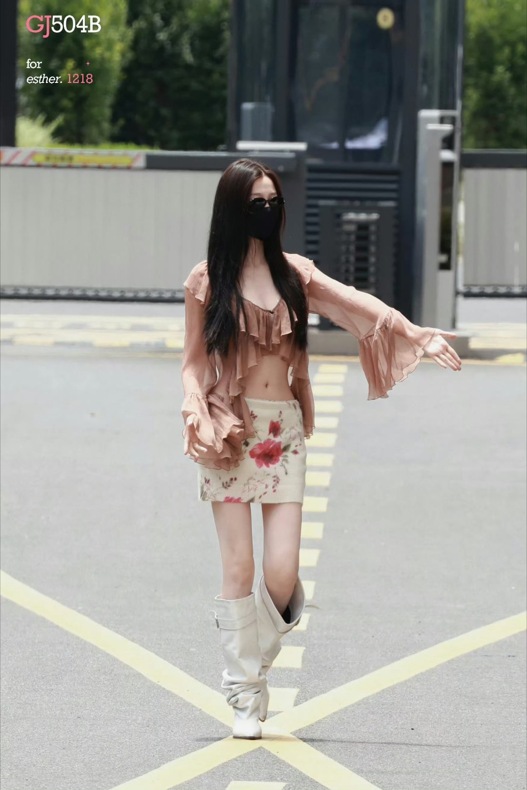 虞书欣姐感辣妹片场通勤造型尽显独特时尚表现力，虞书欣解锁全新姐感辣妹风格。露腰设