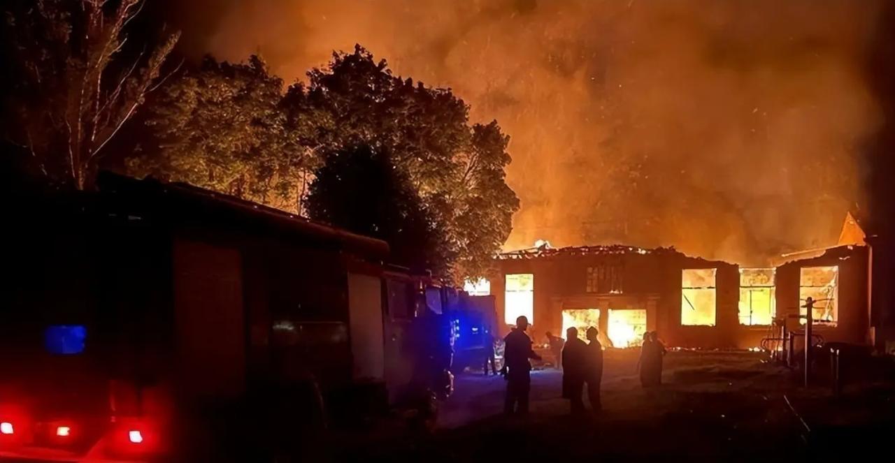 乌克兰快撑不住了！不妥协就继续炸！俄罗斯的导弹和无人机就像下雨一样，把乌克兰的电