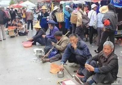 奇了怪了，这年头还有要饭的。不是说都脱贫了吗？那么这些人又是来干嘛的呢？前几天