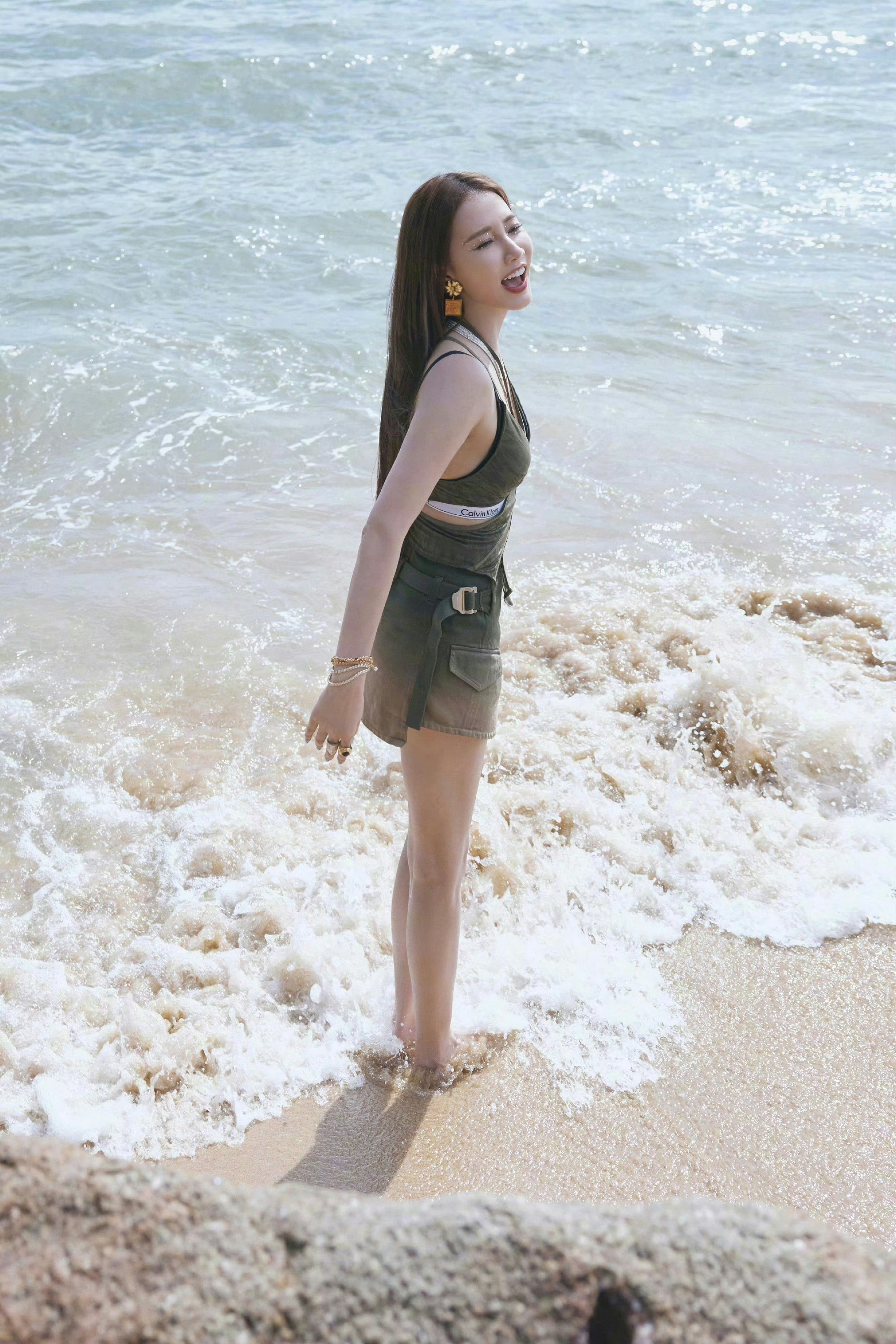 弦子沙滩大片：光脚美腿，温柔优雅。弦子