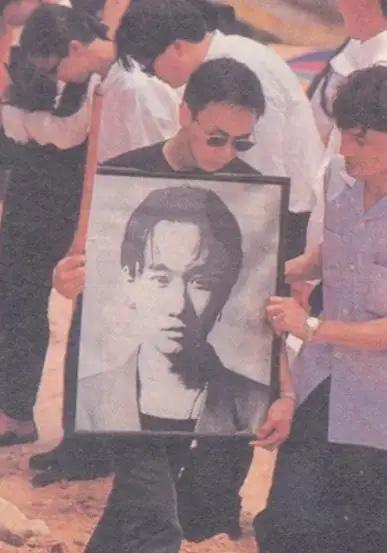 1993年那个夏天，乐坛炸锅了！Beyond主唱黄家驹在日本意外坠亡，消息传回香